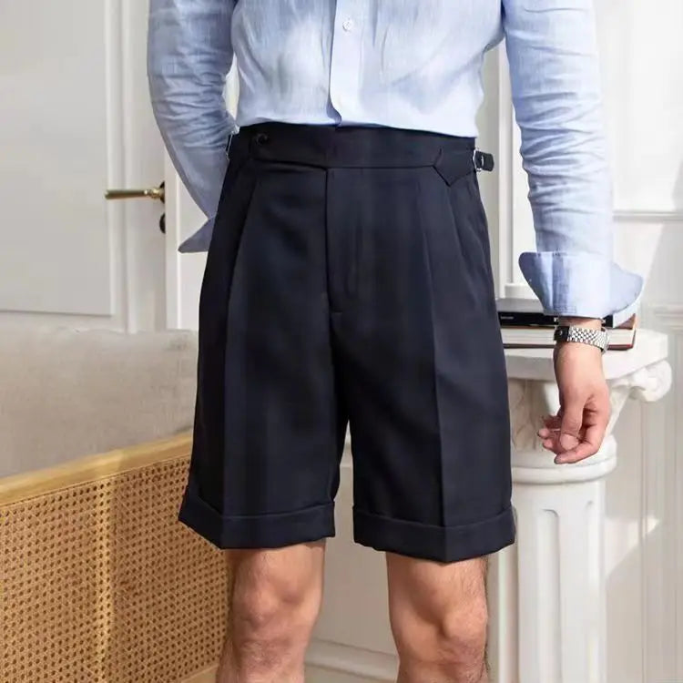 Pantaloncini uomo su misura con davanti plissettato, orli arrotolati e lunghezza al ginocchio