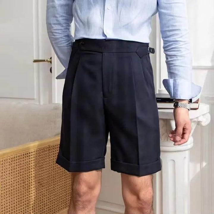 Pantaloncini uomo su misura con davanti plissettato, orli arrotolati e lunghezza al ginocchio