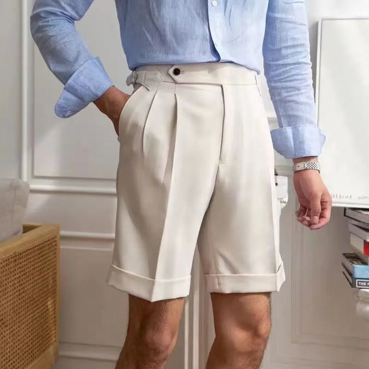 Pantaloncini uomo su misura con davanti plissettato, orli arrotolati e lunghezza al ginocchio