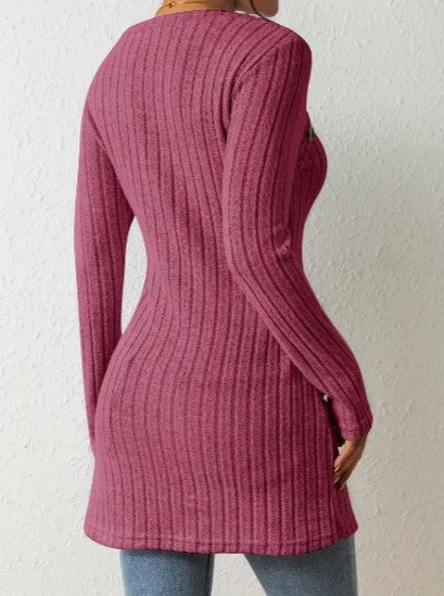 Bluzki damskie z kołnierzykiem i eleganckimi guzikami