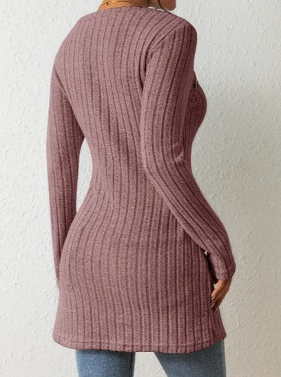 Bluzki damskie z kołnierzykiem i eleganckimi guzikami
