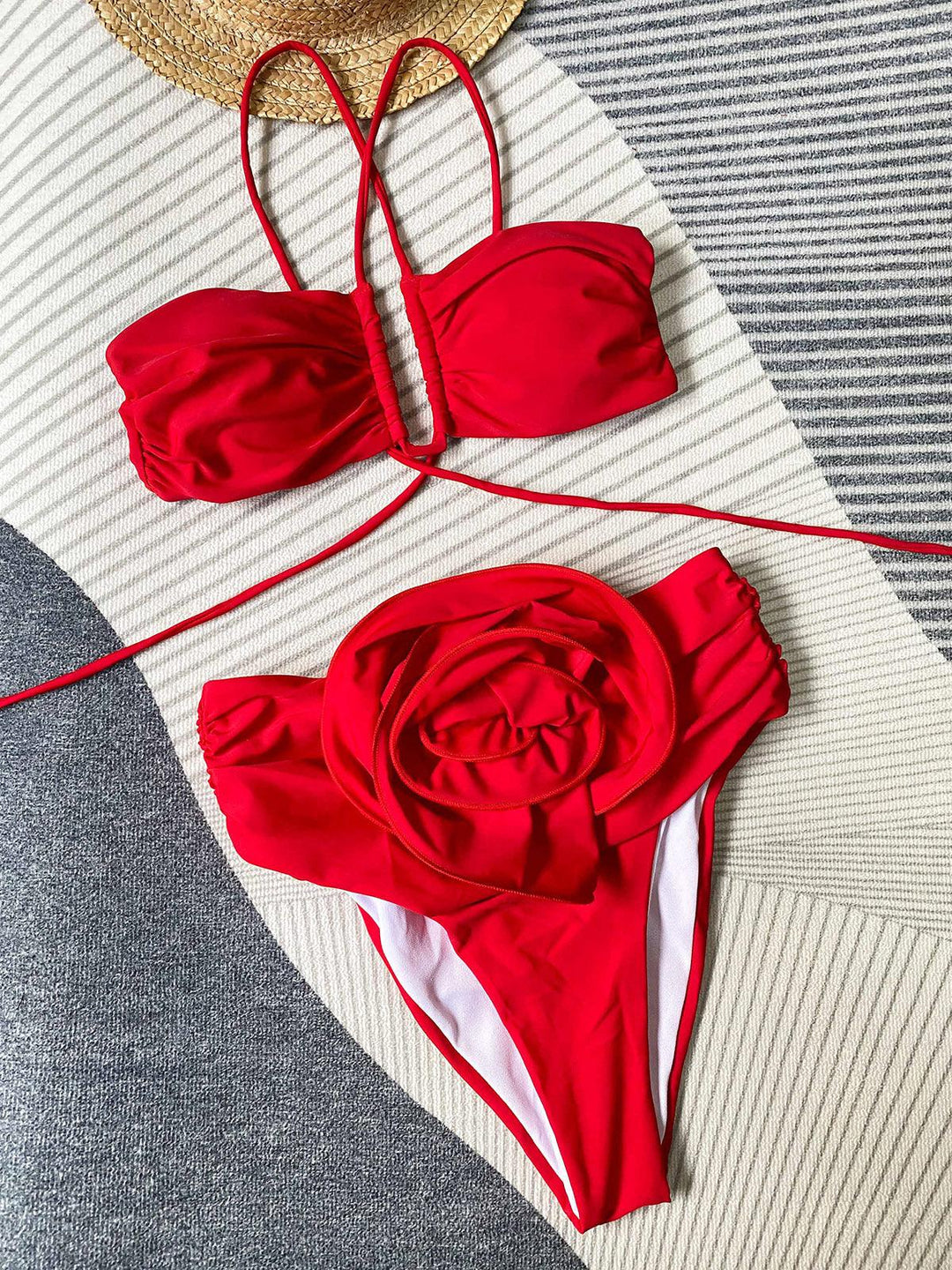 Bikini z dekoltem w serek i kwiatowymi detalami dla kobiet
