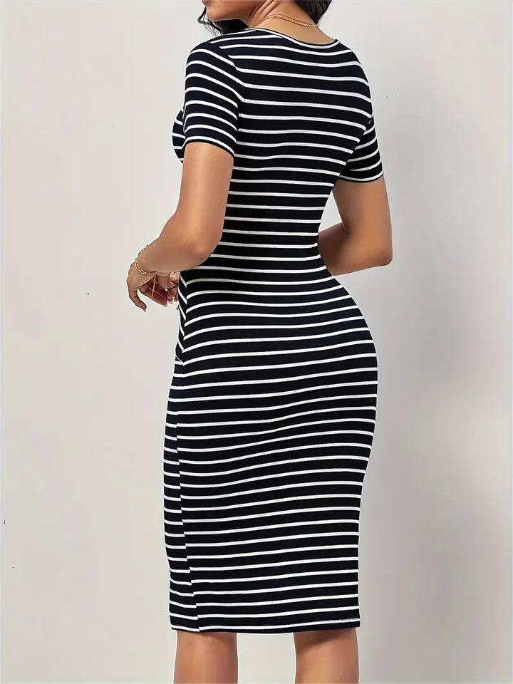 Elegancka damska sukienka bodycon ze stylowym wzorem w paski, krótkimi rękawami, okrągłym dekoltem i dopasowanym krojem do kolan
