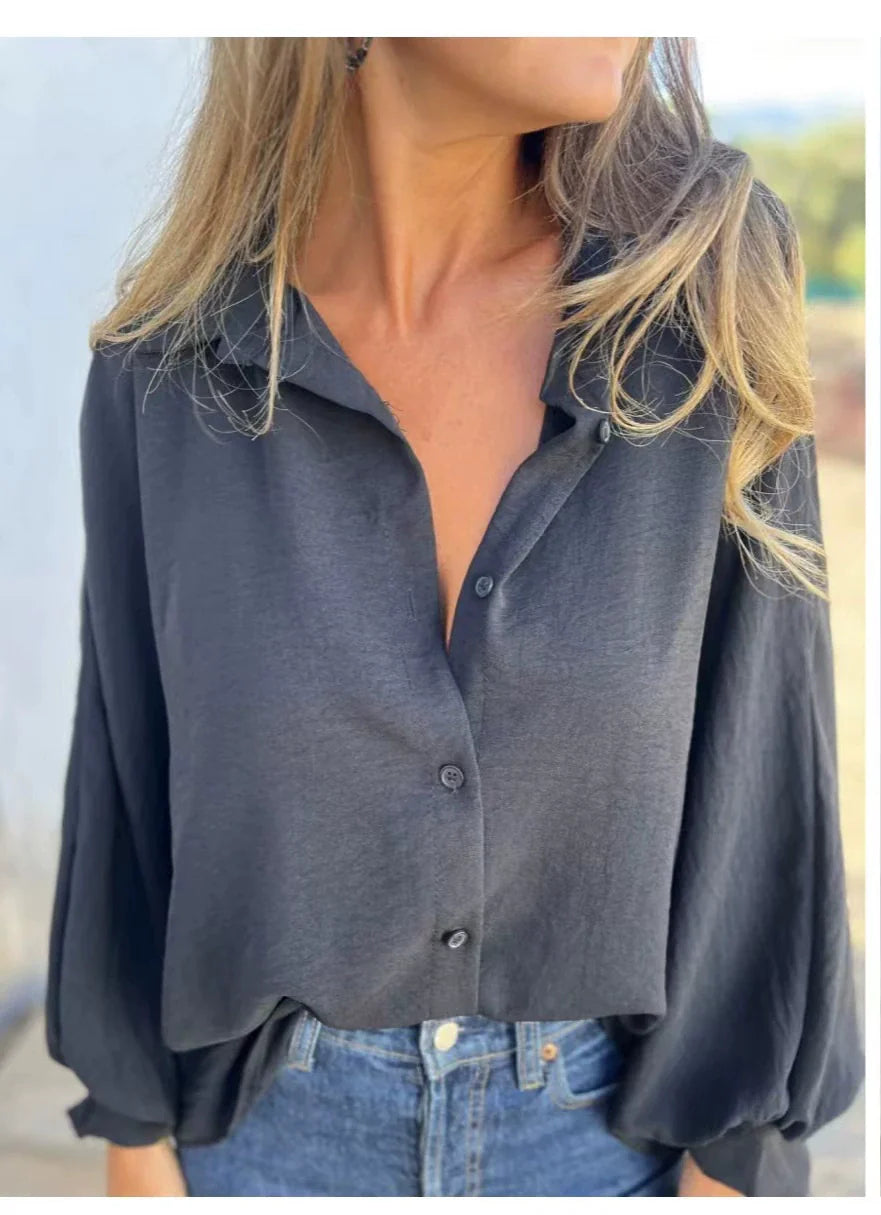Camisa femenina minimalista con detales acampanados y elegantes