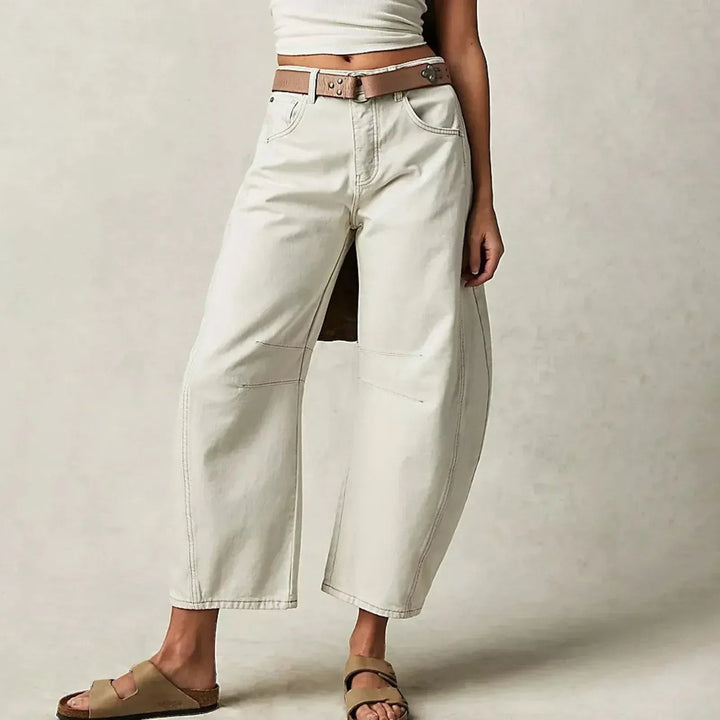 Damskie Luźne Jeansy z Wysokim Stanem i Relaxowanym Krojem – Modelka w jeansach baggy i sneakersach