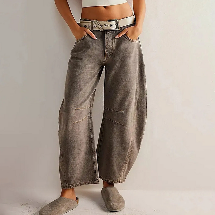 Damskie Luźne Jeansy z Wysokim Stanem i Relaxowanym Krojem – Jeansy w kolorze jasnoniebieski na modelce