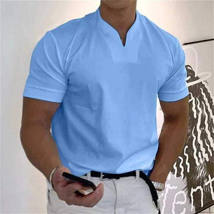 T-Shirt męski z dekoltem w szpic, mankiety na bokach, wąski fason, idealny do swobodnych stylizacji