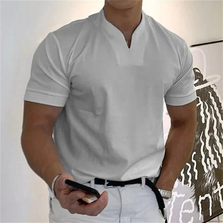 T-Shirt męski z dekoltem w szpic, mankiety na bokach, wąski fason, idealny do swobodnych stylizacji