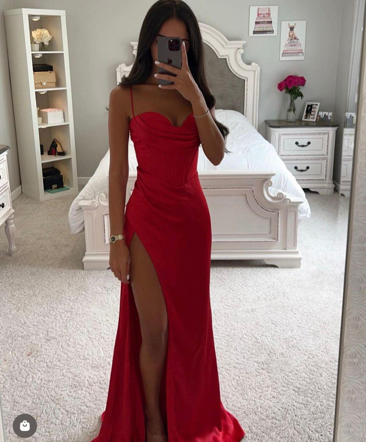 Elegancka granatowa satynowa sukienka dla druhny z delikatnymi ramiączkami do spaghetti dla nieodpartego wyglądu