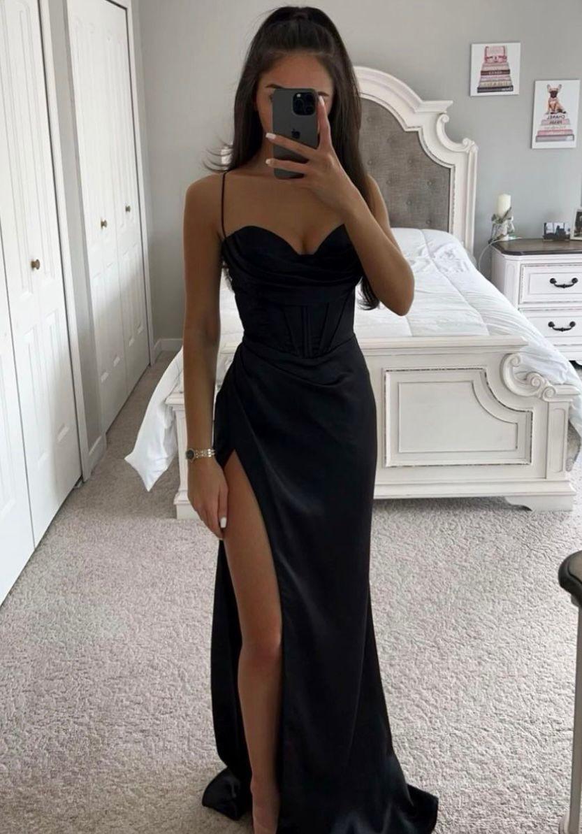 Elegancka granatowa satynowa sukienka dla druhny z delikatnymi ramiączkami do spaghetti dla nieodpartego wyglądu