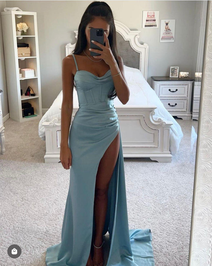 Elegancka granatowa satynowa sukienka dla druhny z delikatnymi ramiączkami do spaghetti dla nieodpartego wyglądu