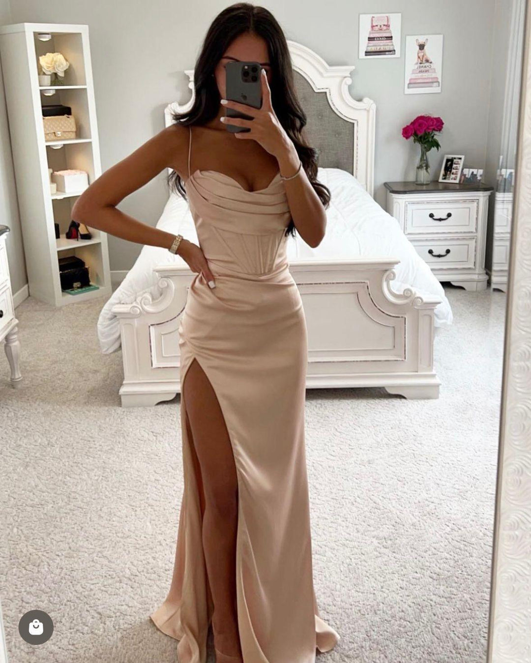 Elegancka granatowa satynowa sukienka dla druhny z delikatnymi ramiączkami do spaghetti dla nieodpartego wyglądu