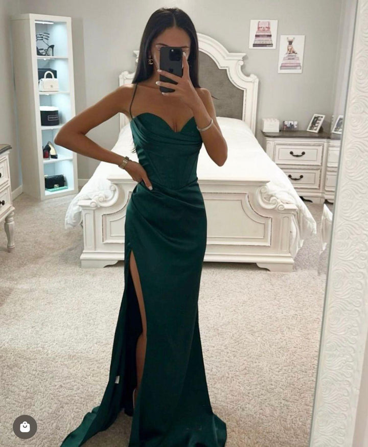 Elegancka granatowa satynowa sukienka dla druhny z delikatnymi ramiączkami do spaghetti dla nieodpartego wyglądu