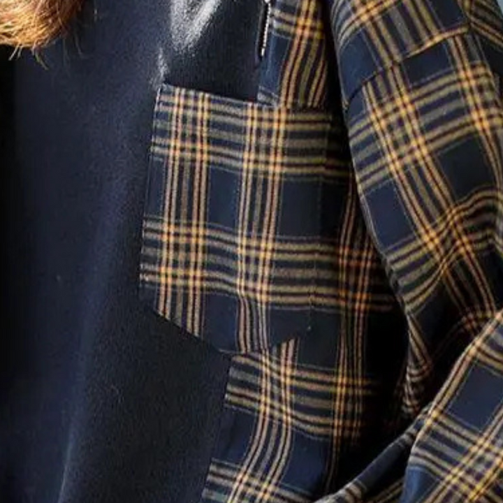Damski sweter w elegancką kratę AMELY