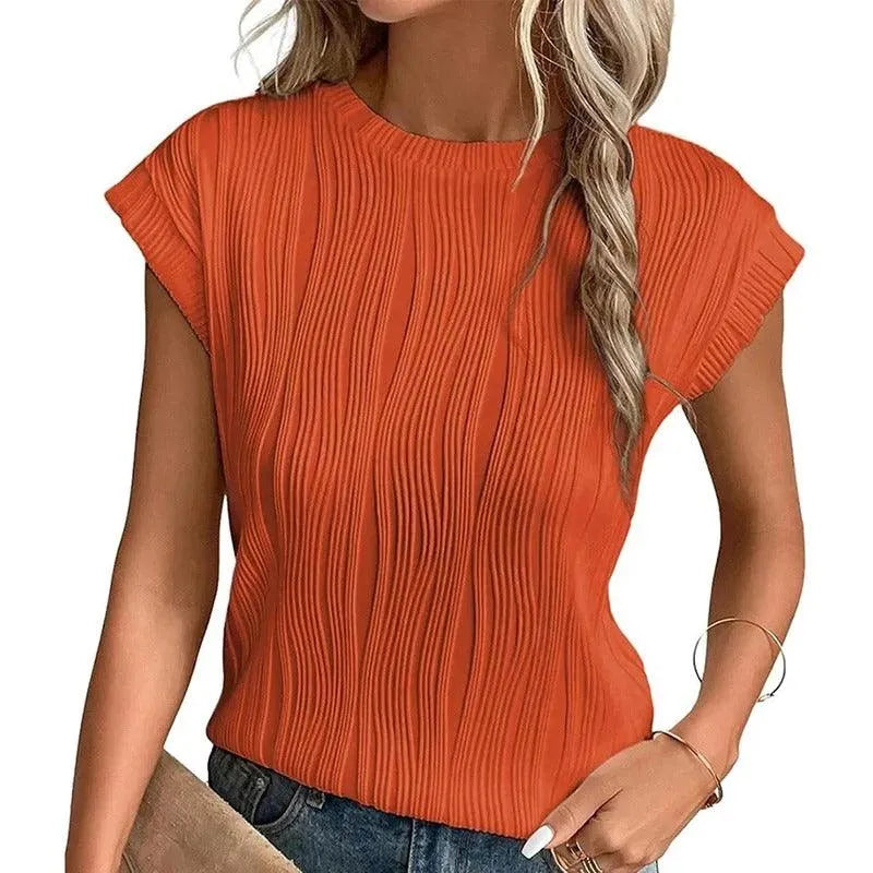 Bluzka damska z krótkimi rękawami - Zdobiony dekolt - Elegancka, plisowana faktura - T-shirt z dekoltem w szpic