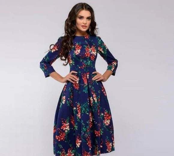 Elegancka kobieca sukienka w kształcie litery A z pięknym kwiatowym nadrukiem, długością do kolan i stylowymi rękawami trzy czwarte