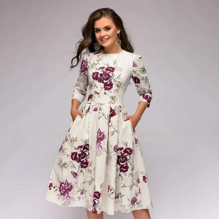 Elegancka kobieca sukienka w kształcie litery A z pięknym kwiatowym nadrukiem, długością do kolan i stylowymi rękawami trzy czwarte